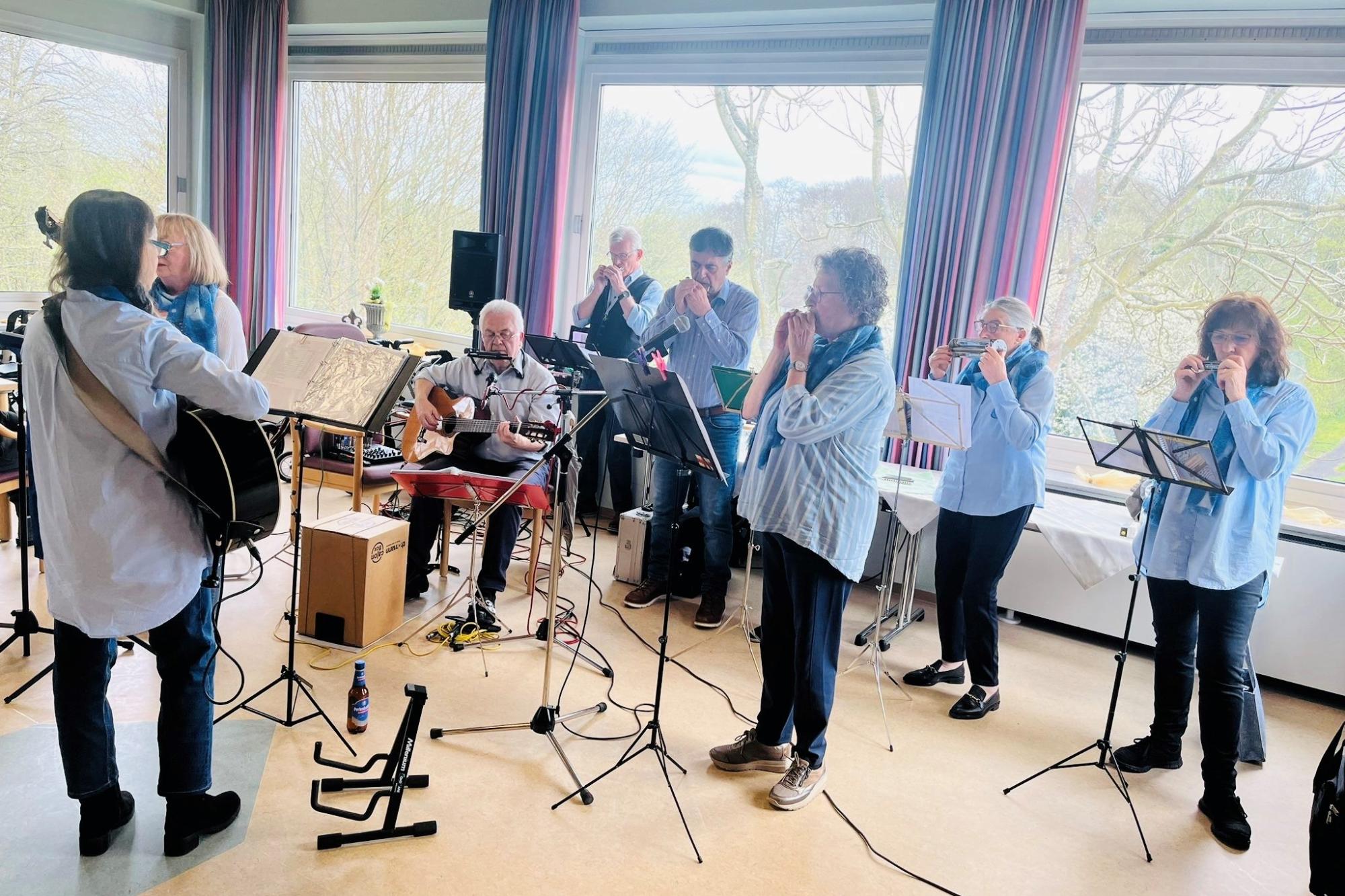 Der Euskirchener „Mundharmonika-Kreis“ war zu Gast beim Frühlingsfest im Hause Effata und spielte Volkslieder und Schlager – ganz zur Freude der Senioren.